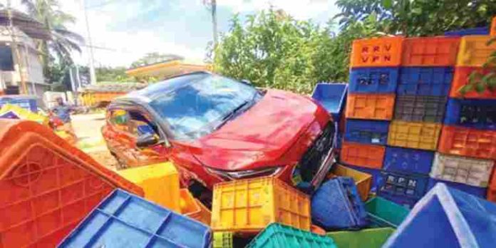 മത്സ്യം കൊണ്ടുവരുന്ന പെട്ടികൾക്കിടയിലേക്ക് നിയന്ത്രണം വിട്ട കാർ ഇടിച്ചുകയറി അപകടം മത്സ്യം കൊണ്ടുവരുന്ന പെട്ടികൾക്കിടയിലേക്ക് നിയന്ത്രണം വിട്ട കാർ ഇടിച്ചുകയറി അപകടം