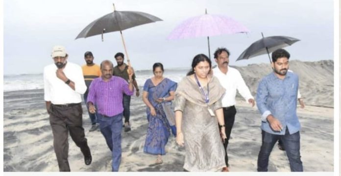 തോട്ടപ്പള്ളി സ്പിൽവേ മുറിക്കുന്നതുമായി ബന്ധപ്പെട്ട ജോലികൾ വിലയിരുത്തി ; പൊഴിമുഖം സന്ദർശിച്ച് കളക്ടർ ഹരിത വി. കുമാർ തോട്ടപ്പള്ളി സ്പിൽവേ മുറിക്കുന്നതുമായി ബന്ധപ്പെട്ട ജോലികൾ വിലയിരുത്തി ; പൊഴിമുഖം സന്ദർശിച്ച് കളക്ടർ ഹരിത വി. കുമാർ