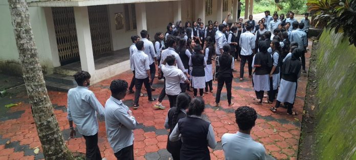 കോന്നി സി എഫ് ആർ ഡി കോളേജിലെ അഡ്മിനിസ്ട്രേറ്റർക്കെതിരെ വിദ്യാർത്ഥികൾ സമര രംഗത്ത് കോന്നി സി എഫ് ആർ ഡി കോളേജിലെ അഡ്മിനിസ്ട്രേറ്റർക്കെതിരെ വിദ്യാർത്ഥികൾ സമര രംഗത്ത്