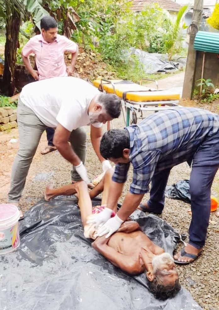 മഴ നനഞ്ഞ് അവശനിലയിലും അബോധാവസ്ഥയിലുമായ വൃദ്ധന് തുണയായെത്തിയത് സിപിഐഎം പ്രവർത്തകർ മഴ നനഞ്ഞ് അവശനിലയിലും അബോധാവസ്ഥയിലുമായ വൃദ്ധന് തുണയായെത്തിയത് സിപിഐഎം പ്രവർത്തകർ