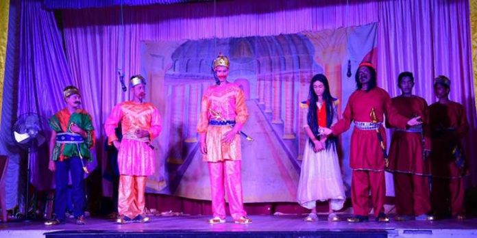 ഷേക്സ്പിയറിന്റെ പ്രസിദ്ധ ദുരന്തനാടകമായ ‘ഒഥല്ലോ ‘ എടത്വ സെന്റ് അലോഷ്യസ് സ്കൂളിലെ വിദ്യാർഥികൾ അരങ്ങിലെത്തിച്ചു ഷേക്സ്പിയറിന്റെ പ്രസിദ്ധ ദുരന്തനാടകമായ ‘ഒഥല്ലോ ‘ എടത്വ സെന്റ് അലോഷ്യസ് സ്കൂളിലെ വിദ്യാർഥികൾ അരങ്ങിലെത്തിച്ചു