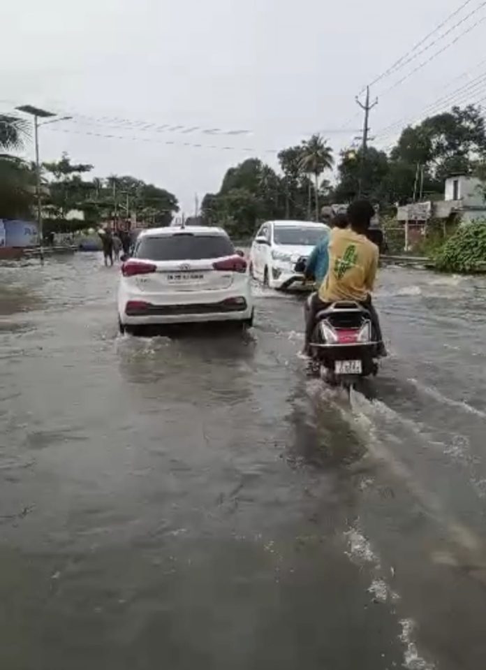 കനത്ത മഴ ; കുറ്റൂർ പഞ്ചായത്തിലെ വിവിധയിടങ്ങളിൽ വെള്ളം കയറി ; ജനങ്ങൾ തീരാദുരിതത്തിൽ കനത്ത മഴ ; കുറ്റൂർ പഞ്ചായത്തിലെ വിവിധയിടങ്ങളിൽ വെള്ളം കയറി ; ജനങ്ങൾ തീരാദുരിതത്തിൽ