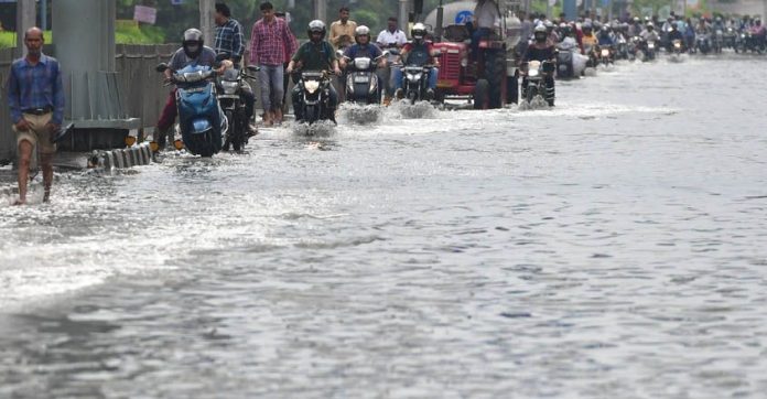 ഡല്ഹിയില് വെള്ളക്കെട്ടില് വീണ് മൂന്ന് യുവാക്കള് മരിച്ചു ; ആകെ മരണം ആറായി ഡല്ഹിയില് വെള്ളക്കെട്ടില് വീണ് മൂന്ന് യുവാക്കള് മരിച്ചു ; ആകെ മരണം ആറായി