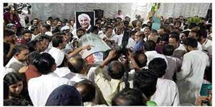 മുൻമുഖ്യമന്ത്രി ഉമ്മൻചാണ്ടിക്ക് അന്ത്യാഞ്ജലി അർപ്പിക്കാൻ രാത്രിയിലും ജനസാഗരം മുൻമുഖ്യമന്ത്രി ഉമ്മൻചാണ്ടിക്ക് അന്ത്യാഞ്ജലി അർപ്പിക്കാൻ രാത്രിയിലും ജനസാഗരം