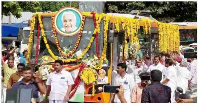 ജനഹൃദയങ്ങള് നെഞ്ചിലേറ്റി പ്രിയ കുഞ്ഞൂഞ്ഞിന്റെ വിടപറയൽ; ജനമഹാസാഗരത്തിലൂടെ ഉമ്മൻചാണ്ടിയുടെ അന്ത്യയാത്ര തിരുനക്കരയിൽ ജനഹൃദയങ്ങള് നെഞ്ചിലേറ്റി പ്രിയ കുഞ്ഞൂഞ്ഞിന്റെ വിടപറയൽ; ജനമഹാസാഗരത്തിലൂടെ ഉമ്മൻചാണ്ടിയുടെ അന്ത്യയാത്ര തിരുനക്കരയിൽ