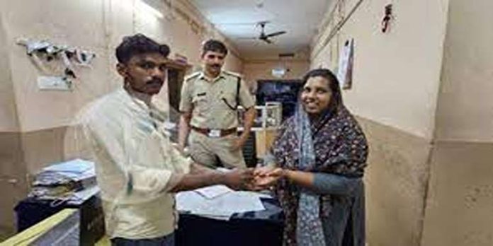 ബസില് നിന്ന് കളഞ്ഞ് കിട്ടിയ സ്വര്ണം ഉടമയെ കണ്ടെത്തി തിരികെ നല്കി കണ്ടക്ടര് ബസില് നിന്ന് കളഞ്ഞ് കിട്ടിയ സ്വര്ണം ഉടമയെ കണ്ടെത്തി തിരികെ നല്കി കണ്ടക്ടര്
