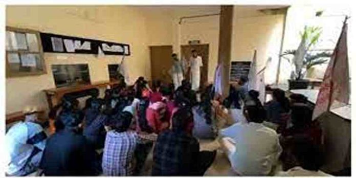 കാലടി സംസ്കൃത സർവകലാശാലയുടെ കൊയിലാണ്ടി കേന്ദ്രത്തിൽ അധ്യാപകരെ പൂട്ടിയിട്ട് എസ്എഫ്ഐ പ്രവർത്തകരുടെ പ്രതിഷേധം കാലടി സംസ്കൃത സർവകലാശാലയുടെ കൊയിലാണ്ടി കേന്ദ്രത്തിൽ അധ്യാപകരെ പൂട്ടിയിട്ട് എസ്എഫ്ഐ പ്രവർത്തകരുടെ പ്രതിഷേധം