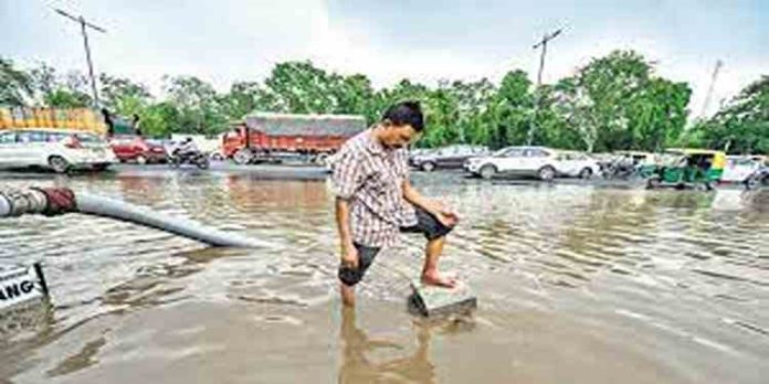 ഡൽഹി സാധാരണ നിലയിലേക്ക് ; പ്രധാന പാതകളിലെ വെള്ളക്കെട്ട് നീങ്ങി ഡൽഹി സാധാരണ നിലയിലേക്ക് ; പ്രധാന പാതകളിലെ വെള്ളക്കെട്ട് നീങ്ങി