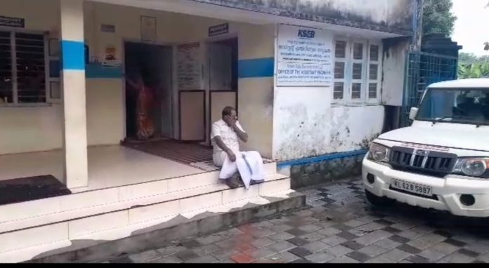 പരാതി പറഞ്ഞ് മൂന്നു ദിവസം കഴിഞ്ഞിട്ടും നടപടിയില്ല ; കെ.എസ്.ഇ.ബി ഓഫീസില് കുത്തിയിരുപ്പ് സമരം നടത്തി റാന്നി പഞ്ചായത്ത് പ്രസിഡന്റ് പരാതി പറഞ്ഞ് മൂന്നു ദിവസം കഴിഞ്ഞിട്ടും നടപടിയില്ല ; കെ.എസ്.ഇ.ബി ഓഫീസില് കുത്തിയിരുപ്പ് സമരം നടത്തി റാന്നി പഞ്ചായത്ത് പ്രസിഡന്റ്
