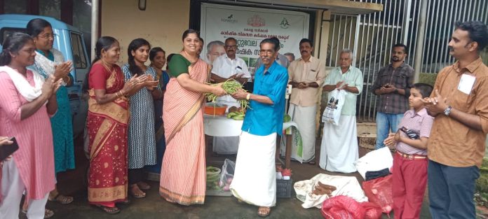 നാറാണംമൂഴി കൃഷി ഭവന് നേതൃത്വത്തില് ഞാറ്റുവേല ചന്തയ്ക്കു തുടക്കം കുറിച്ചു നാറാണംമൂഴി കൃഷി ഭവന് നേതൃത്വത്തില് ഞാറ്റുവേല ചന്തയ്ക്കു തുടക്കം കുറിച്ചു