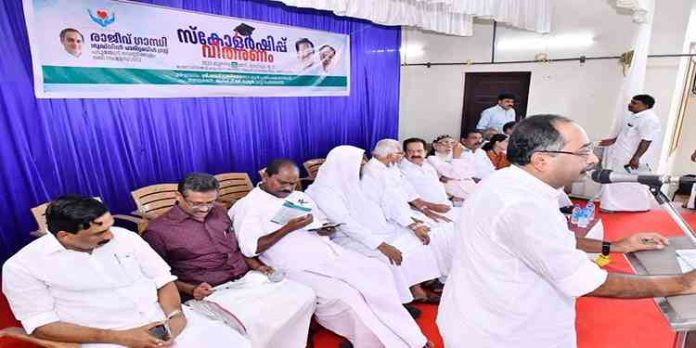 രാജീവ് ഗാന്ധി ഗുഡ്വിൽ ചാരിറ്റബിൾ ട്രസ്റ്റിന്റെ നേതൃത്വത്തിൽ 70 പെൺകുട്ടികൾക്ക് വിദ്യാഭ്യാസ സ്കോളർഷിപ്പ് ; ഉദ്ഘാടനം നിർവഹിച്ച് രമേശ് ചെന്നിത്തല രാജീവ് ഗാന്ധി ഗുഡ്വിൽ ചാരിറ്റബിൾ ട്രസ്റ്റിന്റെ നേതൃത്വത്തിൽ 70 പെൺകുട്ടികൾക്ക് വിദ്യാഭ്യാസ സ്കോളർഷിപ്പ് ; ഉദ്ഘാടനം നിർവഹിച്ച് രമേശ് ചെന്നിത്തല