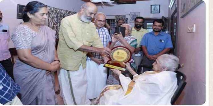 സ്വാതന്ത്ര്യസമര സേനാനി ഇ. കേരള വര്മ്മ രാജയുടെ ഭാര്യ സരോജിനി തമ്പുരാട്ടിക്ക് ആദരവ് സ്വാതന്ത്ര്യസമര സേനാനി ഇ. കേരള വര്മ്മ രാജയുടെ ഭാര്യ സരോജിനി തമ്പുരാട്ടിക്ക് ആദരവ്