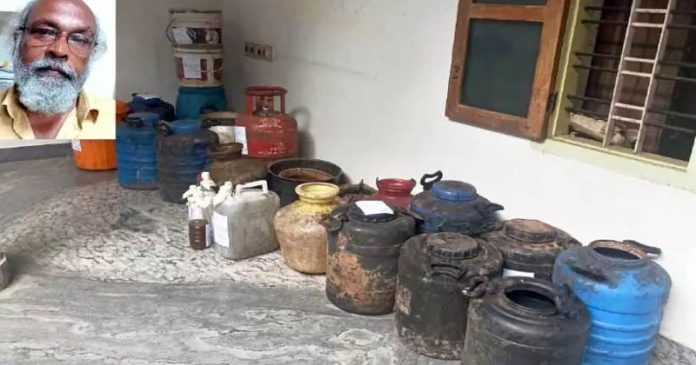ചാരായവുമായി വയോധികൻ അറസ്റ്റിൽ ; വീട്ടിൽ നിന്ന് കോടയും വാറ്റുപകരണങ്ങളും കണ്ടെടുത്തു ചാരായവുമായി വയോധികൻ അറസ്റ്റിൽ ; വീട്ടിൽ നിന്ന് കോടയും വാറ്റുപകരണങ്ങളും കണ്ടെടുത്തു