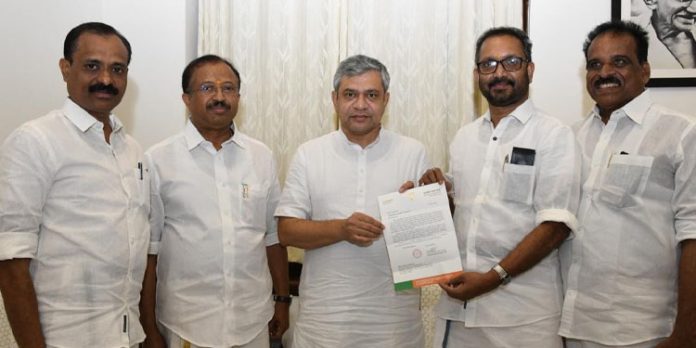 കേരളത്തിന് രണ്ടാമത്തെ വന്ദേഭാരത് ; ഓണ സമ്മാനമെന്ന് വി. മുരളീധരൻ കേരളത്തിന് രണ്ടാമത്തെ വന്ദേഭാരത് ; ഓണ സമ്മാനമെന്ന് വി. മുരളീധരൻ