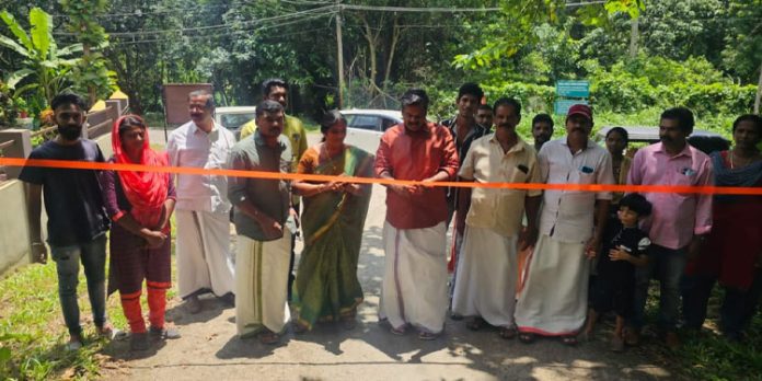 കോന്നി നിയോജക മണ്ഡലത്തിൽ നിർമ്മാണം പൂർത്തീകരിച്ച രണ്ട് റോഡുകൾ ഉദ്ഘാടനം ചെയ്തു കോന്നി നിയോജക മണ്ഡലത്തിൽ നിർമ്മാണം പൂർത്തീകരിച്ച രണ്ട് റോഡുകൾ ഉദ്ഘാടനം ചെയ്തു
