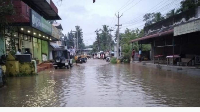 മഴക്ക് നേരിയ ശമനം കണ്ടെങ്കിലും അപ്പർകുട്ടനാട്ടിൽ വെള്ളക്കെട്ട് രൂക്ഷം ; ജനങ്ങൾ ദുരിതത്തിൽ മഴക്ക് നേരിയ ശമനം കണ്ടെങ്കിലും അപ്പർകുട്ടനാട്ടിൽ വെള്ളക്കെട്ട് രൂക്ഷം ; ജനങ്ങൾ ദുരിതത്തിൽ
