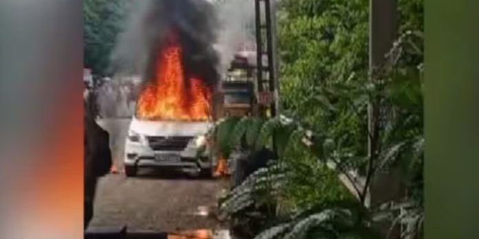 ഷൊർണൂരിൽ ഓടിക്കൊണ്ടിരുന്ന കാറിന് തീപിടിച്ചു ഷൊർണൂരിൽ ഓടിക്കൊണ്ടിരുന്ന കാറിന് തീപിടിച്ചു