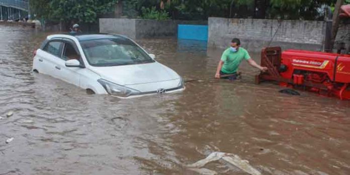 വെള്ളത്തിലായി ഡൽഹി ; തീവ്രപ്രളയ മുന്നറിയിപ്പ് നൽകി വെള്ളത്തിലായി ഡൽഹി ; തീവ്രപ്രളയ മുന്നറിയിപ്പ് നൽകി