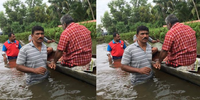 വെള്ളം കയറിയ വീടുകളിൽനിന്നും കിടപ്പ് രോഗികളെ ക്യാമ്പുകളിലേക്ക് എത്തിച്ചു വെള്ളം കയറിയ വീടുകളിൽനിന്നും കിടപ്പ് രോഗികളെ ക്യാമ്പുകളിലേക്ക് എത്തിച്ചു