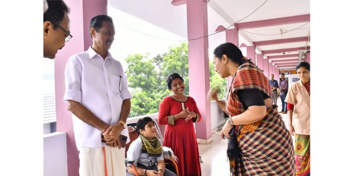 ആന്റണിക്ക് പാട്ടു കേള്ക്കാന് മന്ത്രി ആന്റിയുടെ വക സമ്മാനം ആന്റണിക്ക് പാട്ടു കേള്ക്കാന് മന്ത്രി ആന്റിയുടെ വക സമ്മാനം