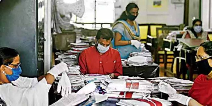 സര്ക്കാര് ജീവനക്കാര് പത്തനംതിട്ട ജില്ലാ ഹെഡ്ക്വാര്ട്ടേഴ്സ് വിട്ടു പോകുന്നത് തടഞ്ഞു സര്ക്കാര് ജീവനക്കാര് പത്തനംതിട്ട ജില്ലാ ഹെഡ്ക്വാര്ട്ടേഴ്സ് വിട്ടു പോകുന്നത് തടഞ്ഞു
