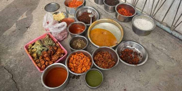 പത്തനംതിട്ട നഗരത്തിലെ ഹോട്ടലുകളിൽ നിന്നും പഴകിയ ആഹാരസാധനങ്ങള് പിടിച്ചെടുത്തു പത്തനംതിട്ട നഗരത്തിലെ ഹോട്ടലുകളിൽ നിന്നും പഴകിയ ആഹാരസാധനങ്ങള് പിടിച്ചെടുത്തു