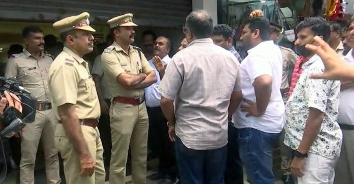 മിഠായിത്തെരുവില് ജിഎസിടി റെയ്ഡ് ; 27 കോടിയുടെ നികുതിവെട്ടിപ്പ് കണ്ടെത്തി മിഠായിത്തെരുവില് ജിഎസിടി റെയ്ഡ് ; 27 കോടിയുടെ നികുതിവെട്ടിപ്പ് കണ്ടെത്തി