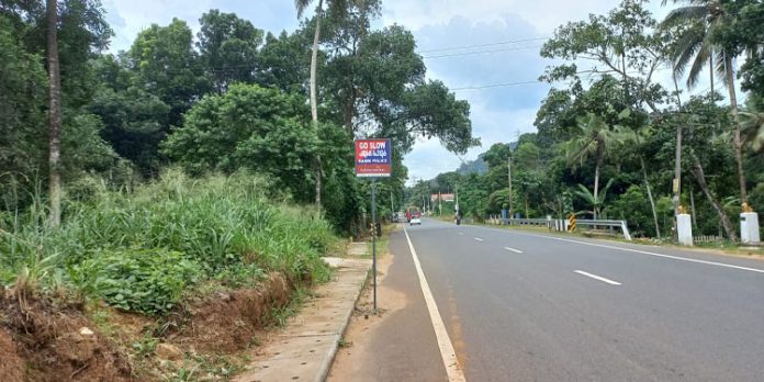 അപകട സാധ്യതയുമായി സൂചന ബോര്ഡ് അപകട സാധ്യതയുമായി സൂചന ബോര്ഡ്
