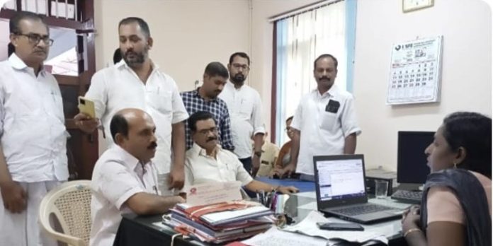 കോൺഗ്രസ് തിരുവല്ല പിഡബ്ല്യുഡി നിരത്തു വിഭാഗം കാര്യാലയം ഉപരോധിച്ചു കോൺഗ്രസ് തിരുവല്ല പിഡബ്ല്യുഡി നിരത്തു വിഭാഗം കാര്യാലയം ഉപരോധിച്ചു