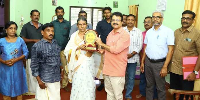ആസാദി കാ അമൃത് മഹോത്സവം : സ്വാതന്ത്ര്യസമര സേനാനിയുടെ ഭാര്യയ്ക്ക് ആദരവ് ആസാദി കാ അമൃത് മഹോത്സവം : സ്വാതന്ത്ര്യസമര സേനാനിയുടെ ഭാര്യയ്ക്ക് ആദരവ്