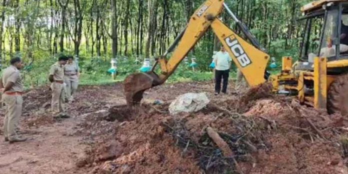 കാട്ടാനയെ കൊന്ന് കൂഴിച്ചുമൂടിയ കേസ് ; പ്രതികളില് ഒരാൾ പിടിയിൽ കാട്ടാനയെ കൊന്ന് കൂഴിച്ചുമൂടിയ കേസ് ; പ്രതികളില് ഒരാൾ പിടിയിൽ