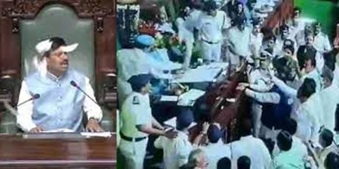 ഡെപ്യൂട്ടി സ്പീക്കർക്ക് നേരെ പേപ്പർ വലിച്ചെറിഞ്ഞു ; കർണാടകയിൽ പത്ത് ബിജെപി എംഎൽഎമാർക്ക് സസ്പെൻഷൻ ഡെപ്യൂട്ടി സ്പീക്കർക്ക് നേരെ പേപ്പർ വലിച്ചെറിഞ്ഞു ; കർണാടകയിൽ പത്ത് ബിജെപി എംഎൽഎമാർക്ക് സസ്പെൻഷൻ