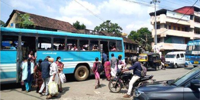 കോടതി ഉത്തരവിന് പുല്ലുവില കല്പ്പിച്ച് ഒരു വിഭാഗം സ്വകാര്യ, കെ.എസ്.ആർ.ടി.സി ബസുകൾ കോടതി ഉത്തരവിന് പുല്ലുവില കല്പ്പിച്ച് ഒരു വിഭാഗം സ്വകാര്യ, കെ.എസ്.ആർ.ടി.സി ബസുകൾ