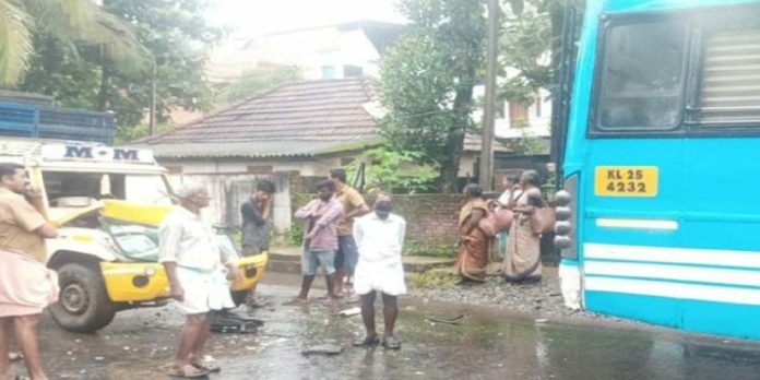 കലഞ്ഞൂരില് ബസിനു പിന്നില് പിക്കപ്പ് വാന് ഇടിച്ചു കലഞ്ഞൂരില് ബസിനു പിന്നില് പിക്കപ്പ് വാന് ഇടിച്ചു
