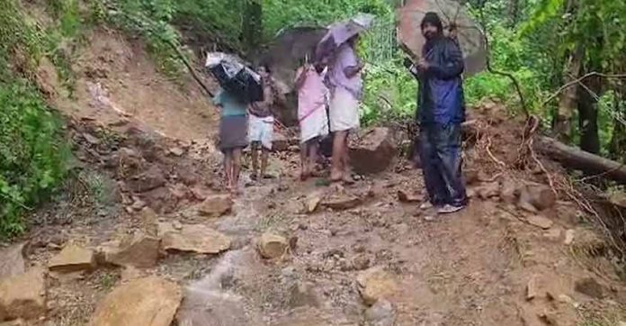 കണ്ണൂരില് വീണ്ടും ഉരുള്പൊട്ടല് ; റോഡ് ഒലിച്ചുപോയി കണ്ണൂരില് വീണ്ടും ഉരുള്പൊട്ടല് ; റോഡ് ഒലിച്ചുപോയി