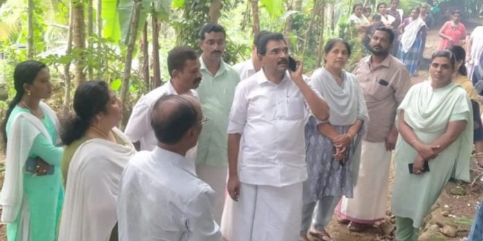 അതുമ്പുംകുളത്ത് കടുവയെ പിടികൂടാൻ കൂട് സ്ഥാപിക്കും അതുമ്പുംകുളത്ത് കടുവയെ പിടികൂടാൻ കൂട് സ്ഥാപിക്കും