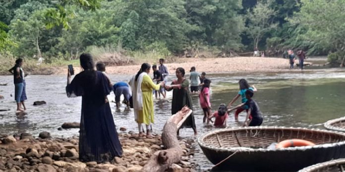 അടവിയിൽ സഞ്ചാരികളുടെ തിരക്ക് വർധിച്ചു അടവിയിൽ സഞ്ചാരികളുടെ തിരക്ക് വർധിച്ചു
