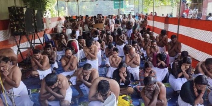 പമ്പാ നദിയിലെ മിത്രപ്പുഴ കടവിൽ നൂറുകണക്കിനാളുകൾ ബലിതർപ്പണം നടത്തി പമ്പാ നദിയിലെ മിത്രപ്പുഴ കടവിൽ നൂറുകണക്കിനാളുകൾ ബലിതർപ്പണം നടത്തി