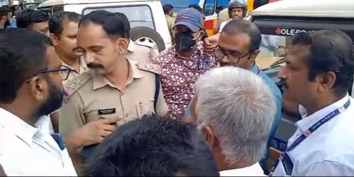 സുരക്ഷയില്ലാതെ വീണ്ടും വറപൊരി കടകൾ ; നടപടിയുമായി നഗരസഭ സുരക്ഷയില്ലാതെ വീണ്ടും വറപൊരി കടകൾ ; നടപടിയുമായി നഗരസഭ