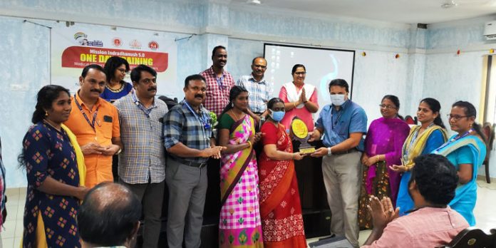 തണ്ണിത്തോട്ടിലെ ആരോഗ്യ പ്രവർത്തകരെ ആദരിച്ചു തണ്ണിത്തോട്ടിലെ ആരോഗ്യ പ്രവർത്തകരെ ആദരിച്ചു