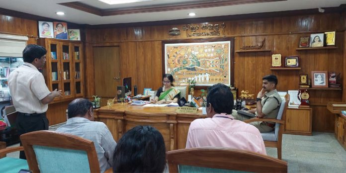 അനധികൃതമായി മാലിന്യം കടത്തുന്ന വാഹനങ്ങള്ക്കെതിരെ കര്ശന നടപടി സ്വീകരിക്കും : ജില്ലാ കളക്ടര് അനധികൃതമായി മാലിന്യം കടത്തുന്ന വാഹനങ്ങള്ക്കെതിരെ കര്ശന നടപടി സ്വീകരിക്കും : ജില്ലാ കളക്ടര്
