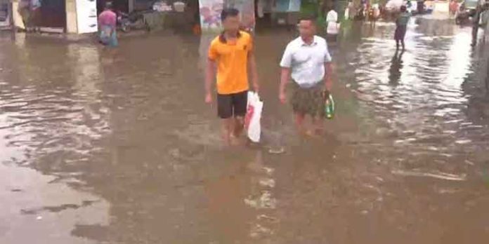 മഴക്കെടുതി രൂക്ഷം ; ചമ്പക്കുളം ബസ് സ്റ്റാന്റ് വെള്ളത്തിൽ മുങ്ങി മഴക്കെടുതി രൂക്ഷം ; ചമ്പക്കുളം ബസ് സ്റ്റാന്റ് വെള്ളത്തിൽ മുങ്ങി