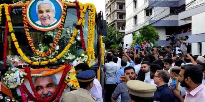 തൊഴുകയ്യോടെ നാടും വഴികളും ; മനുഷ്യച്ചങ്ങലയായി വിലാപയാത്ര തൊഴുകയ്യോടെ നാടും വഴികളും ; മനുഷ്യച്ചങ്ങലയായി വിലാപയാത്ര