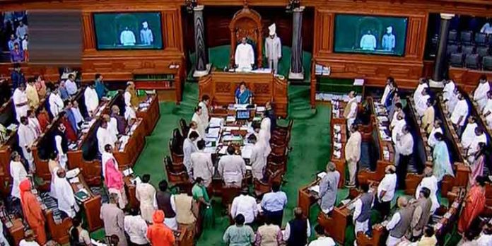 മണിപ്പൂർ വിഷയത്തിൽ ലോക്സഭയിൽ പ്രതിഷേധം ; ഒരു മണിക്കൂർ സഭ നിർത്തി വെച്ചു മണിപ്പൂർ വിഷയത്തിൽ ലോക്സഭയിൽ പ്രതിഷേധം ; ഒരു മണിക്കൂർ സഭ നിർത്തി വെച്ചു