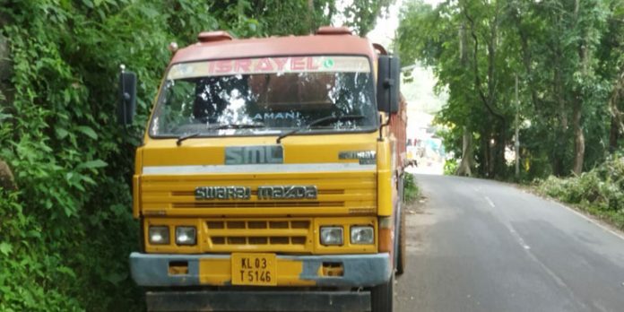 അനധികൃതമായി പച്ചമണ്ണ് കടത്തിയ ടിപ്പറും ജെസിബിയും പിടിച്ചെടുത്തു അനധികൃതമായി പച്ചമണ്ണ് കടത്തിയ ടിപ്പറും ജെസിബിയും പിടിച്ചെടുത്തു