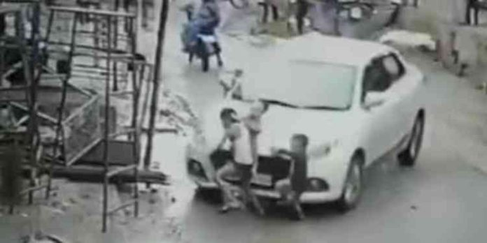 വ്യക്തി വൈരാഗ്യം ; കുട്ടികളെ കാറിടിപ്പിച്ച് കൊല്ലാന് ശ്രമിച്ച് യുവാവ് ; കേസ് വ്യക്തി വൈരാഗ്യം ; കുട്ടികളെ കാറിടിപ്പിച്ച് കൊല്ലാന് ശ്രമിച്ച് യുവാവ് ; കേസ്