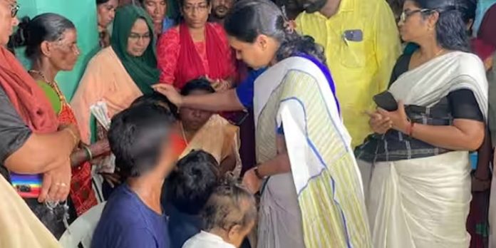 ആലുവയില് കൊല്ലപ്പെട്ട അഞ്ച് വയസുകാരിയുടെ കുടുംബത്തിന് അടിയന്തര ആശ്വാസമായി ഒരു ലക്ഷം രൂപ അനുവദിച്ചു ആലുവയില് കൊല്ലപ്പെട്ട അഞ്ച് വയസുകാരിയുടെ കുടുംബത്തിന് അടിയന്തര ആശ്വാസമായി ഒരു ലക്ഷം രൂപ അനുവദിച്ചു