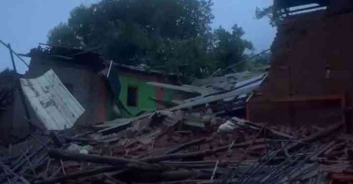 മഹാരാഷ്ട്രയില് വന് മണ്ണിടിച്ചില് ; 4 മരണം ; 50 ലേറെ വീടുകള് മണ്ണിനടിയില് മഹാരാഷ്ട്രയില് വന് മണ്ണിടിച്ചില് ; 4 മരണം ; 50 ലേറെ വീടുകള് മണ്ണിനടിയില്