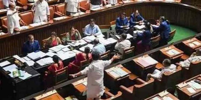 ബജറ്റ് സമ്മേളനത്തിനിടെ എംഎൽഎയെന്ന വ്യാജേന നിയമസഭയ്ക്കുള്ളിൽ കടന്നയാൾ പിടിയിൽ ബജറ്റ് സമ്മേളനത്തിനിടെ എംഎൽഎയെന്ന വ്യാജേന നിയമസഭയ്ക്കുള്ളിൽ കടന്നയാൾ പിടിയിൽ