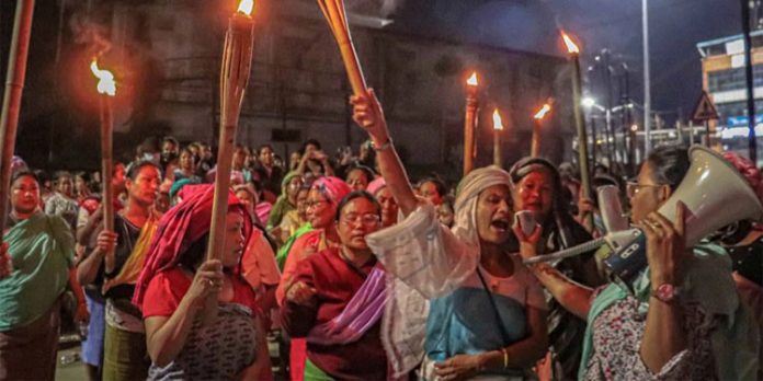മണിപ്പൂരിൽ നിന്ന് മനസാക്ഷിയെ ഞെട്ടിക്കുന്ന കൂടുതൽ വിവരങ്ങൾ പുറത്ത് മണിപ്പൂരിൽ നിന്ന് മനസാക്ഷിയെ ഞെട്ടിക്കുന്ന കൂടുതൽ വിവരങ്ങൾ പുറത്ത്